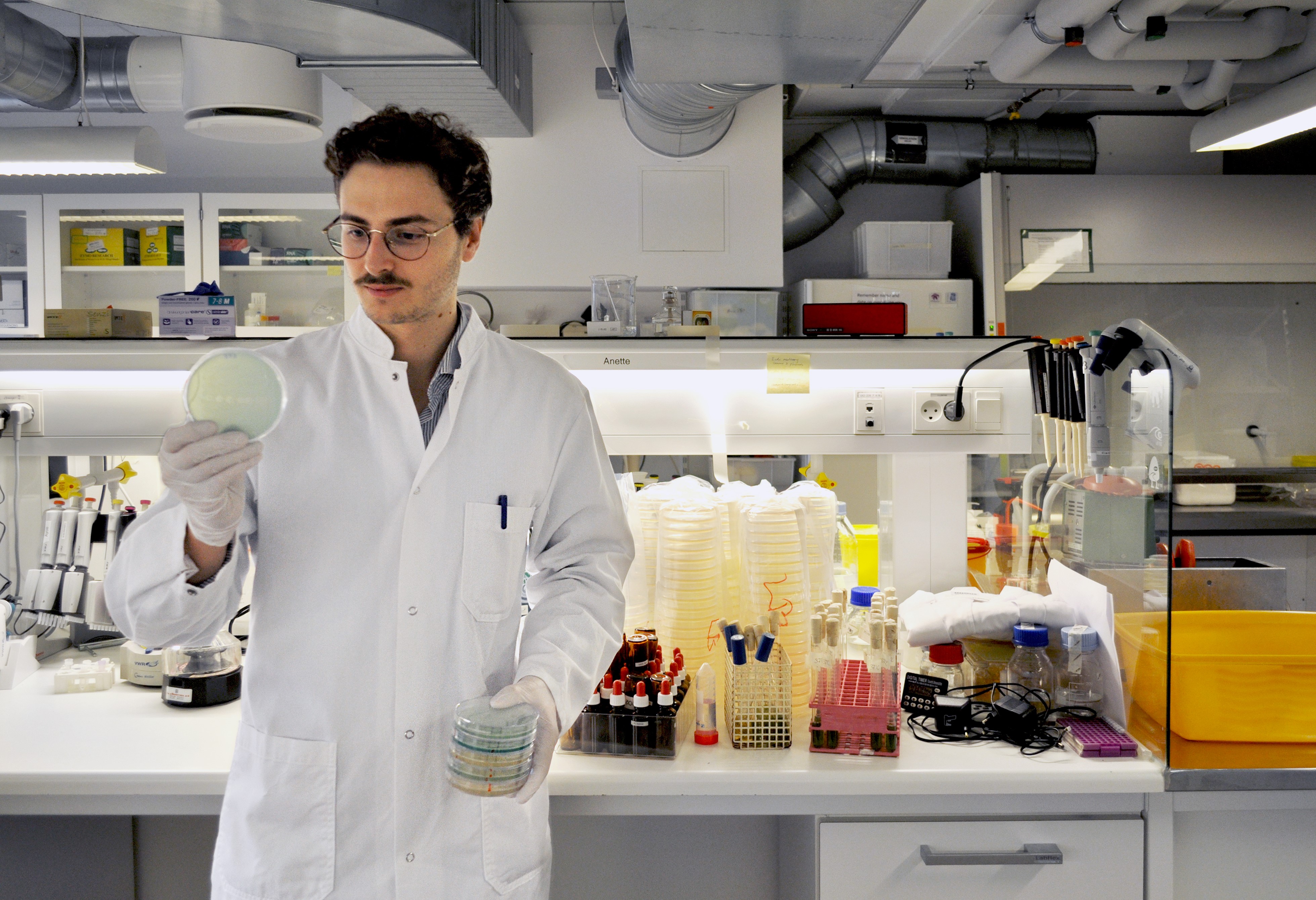 Rafael Pinilla in the laboratory